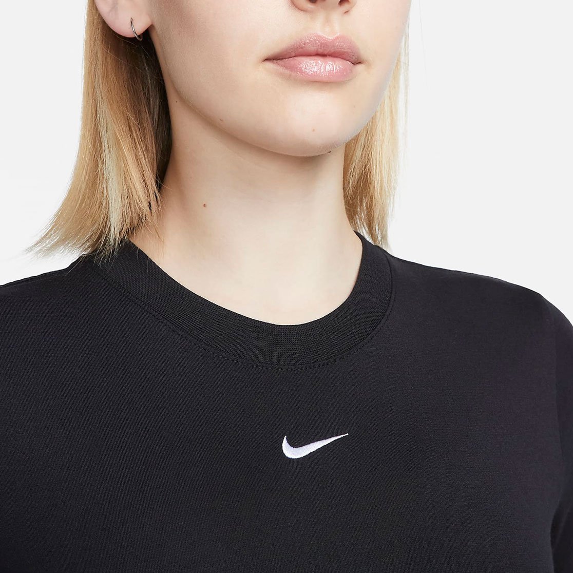 Nike Sportswear Essential Slim Cropped T Shirt FB2873 010 Footballmania
