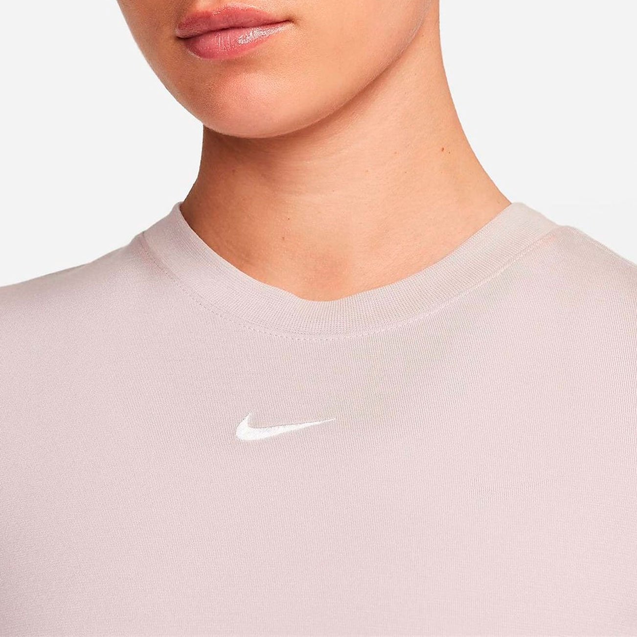Cropped nike t shirt hot sale